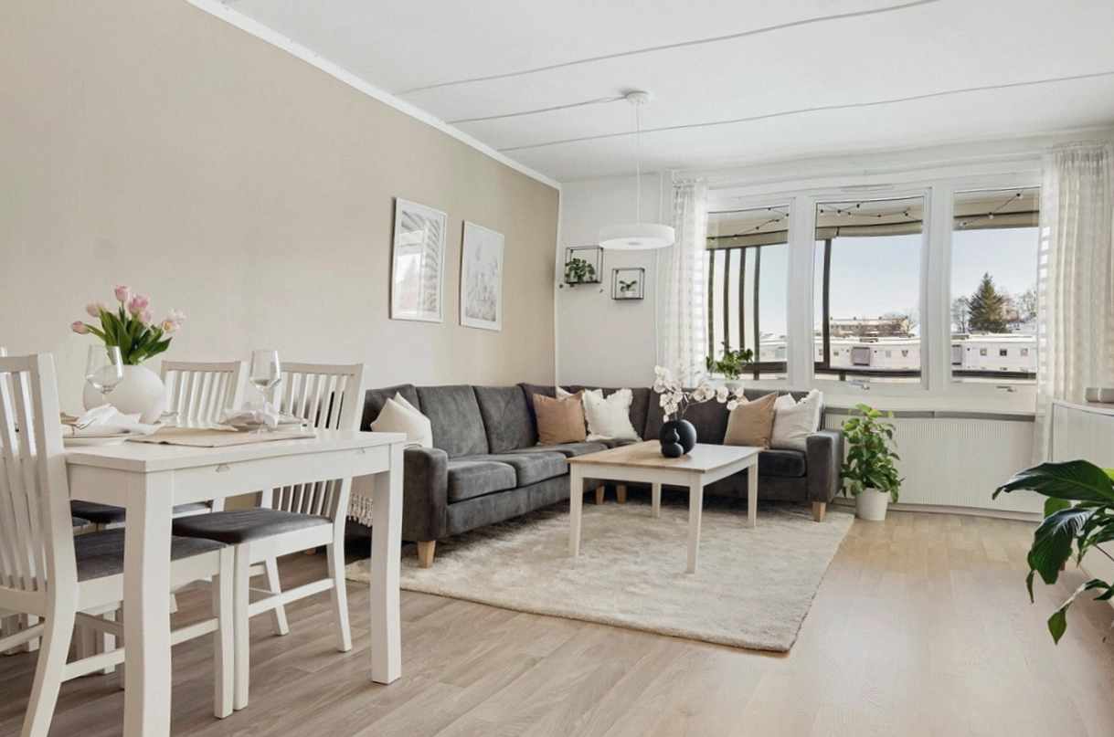 Warm minimalistische woonkamer met eiken vloer, linnen sofa en leemverf