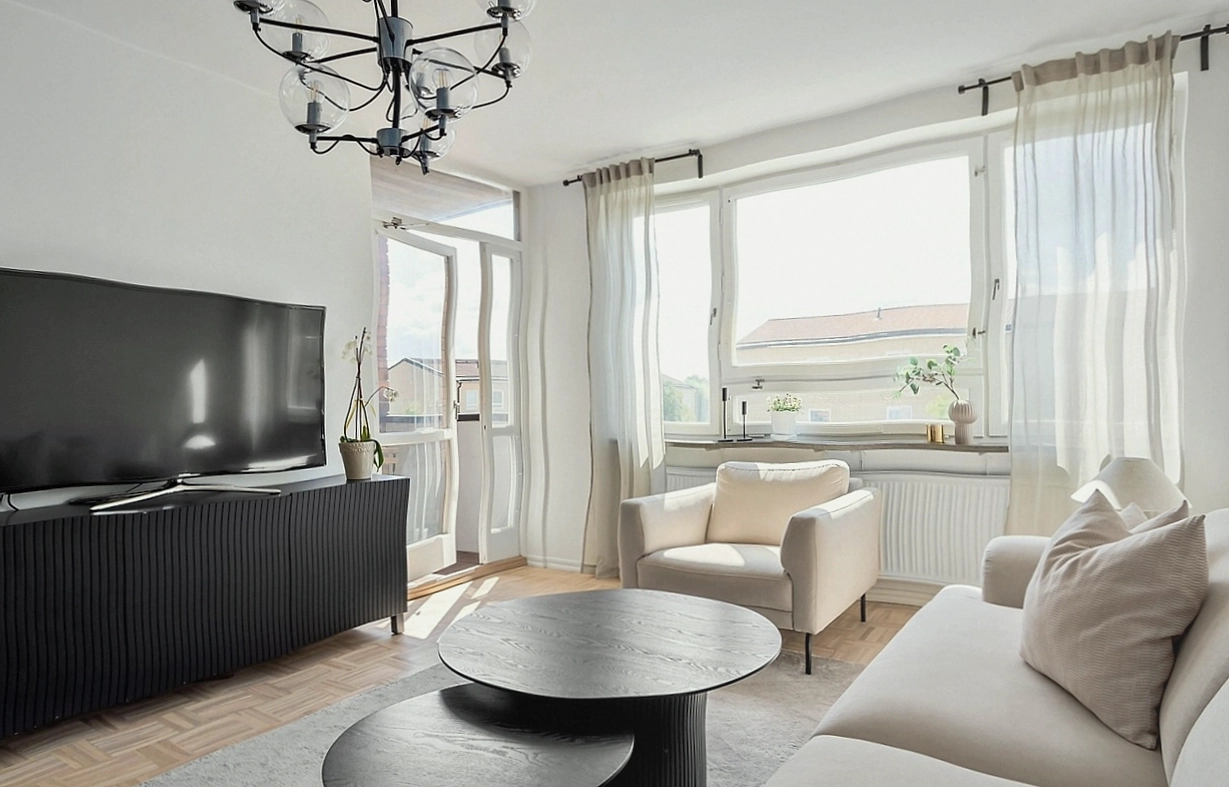 Walnoten dressoir met gefreesde grepen